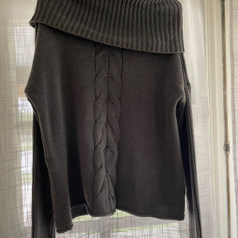 Women’s Gray Cable-Knit Off-Shoulder Sweater